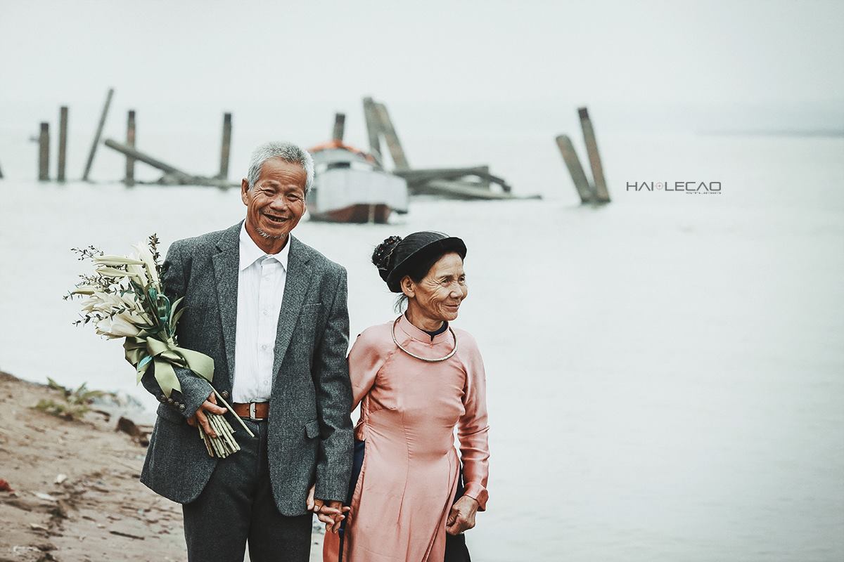 Nhiếp ảnh gia người Pháp chụp bộ ảnh đôi vợ chồng 94 tuổi và phía sau đó là một cổ tích tình già siêu dễ thương ở làng rau Trà Quế